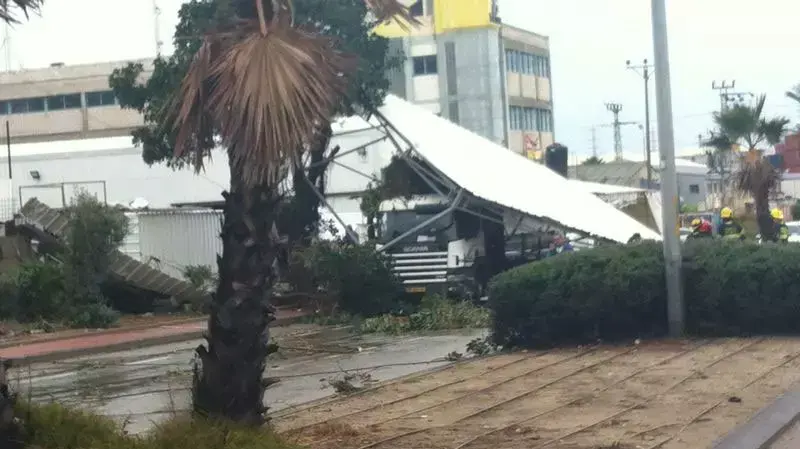 סככה נפלה על משאית באשדוד. דצמבר 2013