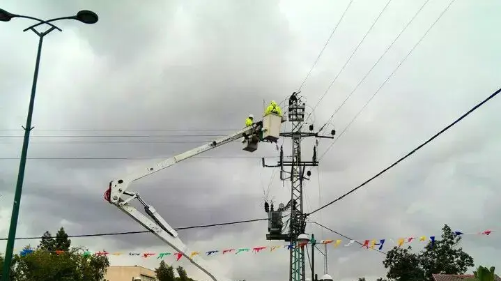 צוותים של חברת החשמל עובדים בשטח. דצמבר 2013 צוותים של חברת החשמל עובדים בשטח. דצמבר 2013