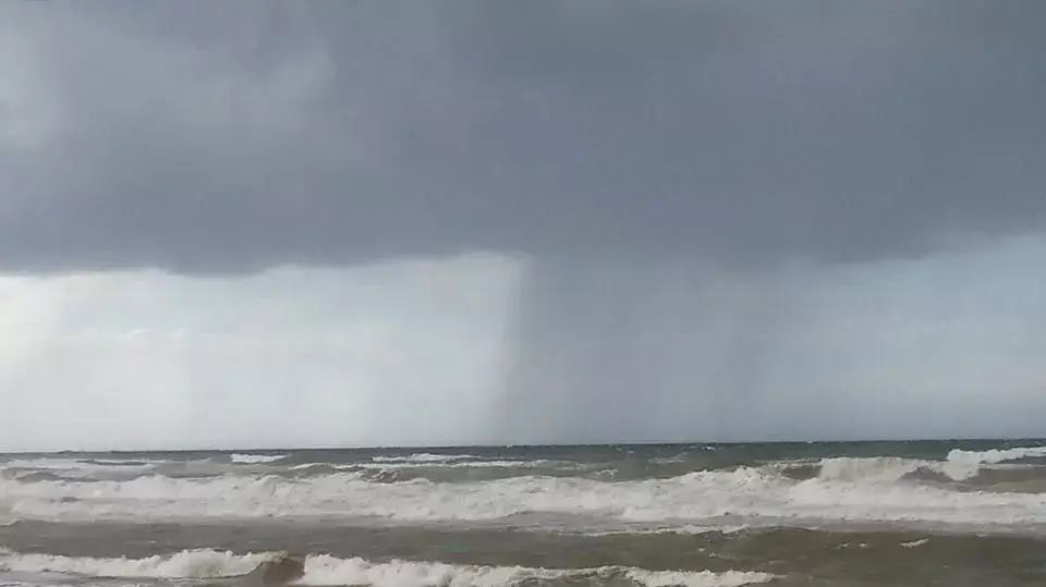 גשם בחוף בלו ריי בנתניה