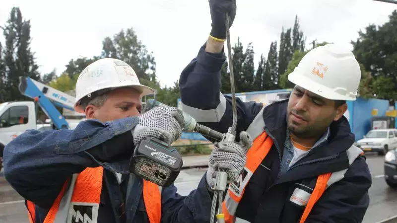 עובדי חברת החשמל מטפלים משעות הבוקר בכמה תקלות נקודתיות ברחבי הארץ. דצמבר 2013 עובדי חברת החשמל מטפלים משעות הבוקר בכמה תקלות נקודתיות ברחבי הארץ. דצמבר 2013