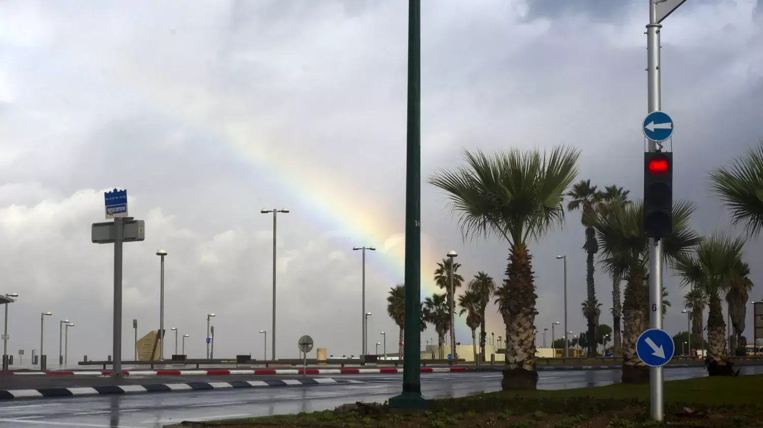 חוף בננה ביץ' בתל אביב מוצף בעקבות סופת החורף חוף בננה ביץ' בתל אביב מוצף בעקבות סופת החורף