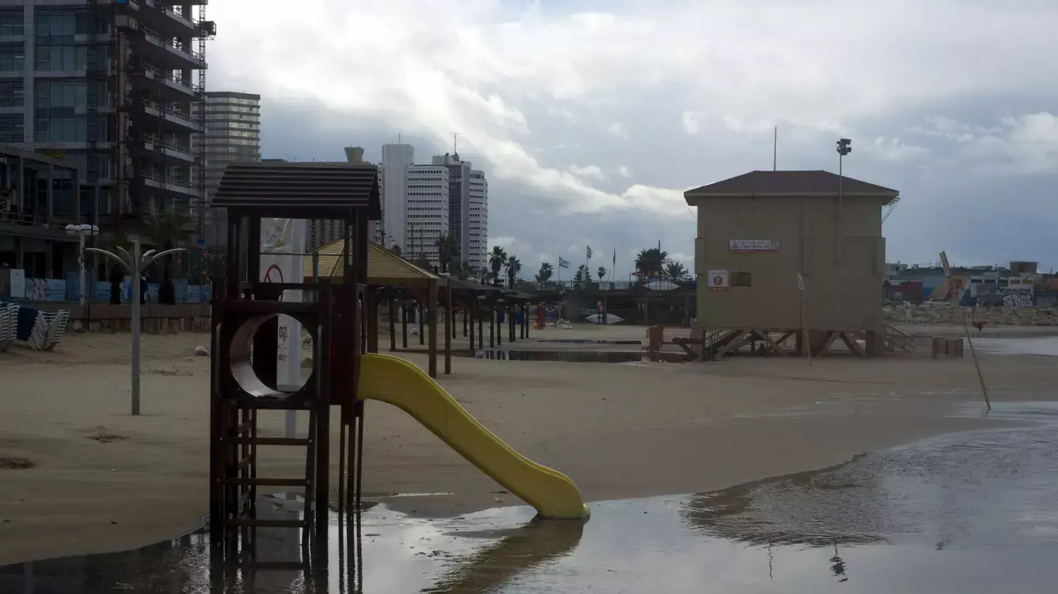 חוף בננה ביץ' בתל אביב מוצף בעקבות סופת החורף חוף בננה ביץ' בתל אביב מוצף בעקבות סופת החורף