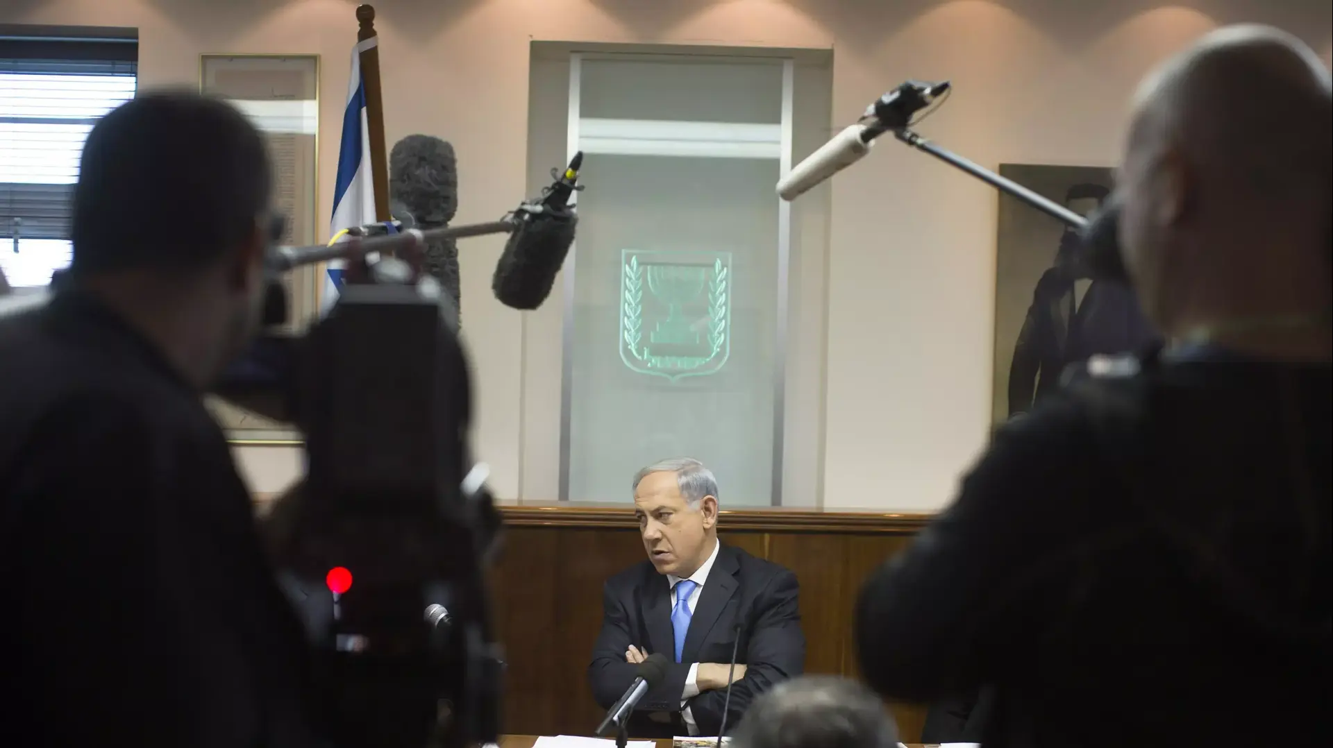 ראש הממשלה בנימין נתניהו בישיבת הממשלה. דצמבר 2013 ראש הממשלה בנימין נתניהו בישיבת הממשלה. דצמבר 2013