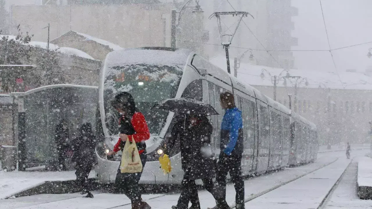 הרכבת הקלה בעיר ירושלים במהלך סופת השלג בירושלים הרכבת הקלה בעיר ירושלים במהלך סופת השלג בירושלים
