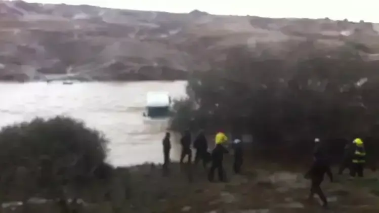 רכב הסעות נסחף בנחל - נוסעיו חולצו בסיוע מסוק