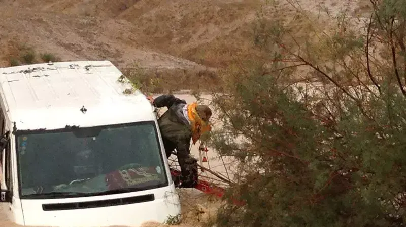 חילוץ נוסעי רכב הסעות שנסחפו בנחל גרר חילוץ נוסעי רכב הסעות שנסחפו בנחל גרר