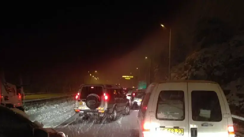 כביש 1 נחסם לתנועה לשני הכיוונים בשל השלג, דצמבר 2013 כביש 1 נחסם לתנועה לשני הכיוונים בשל השלג, דצמבר 2013