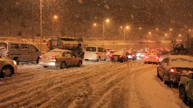 ראש עיריית ירושלים ניר ברקת וכוחות החילוץ פועלים בצירי התנועה התקועים בעיר ראש עיריית ירושלים ניר ברקת וכוחות החילוץ פועלים בצירי התנועה התקועים בעיר