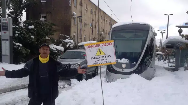כבל חשמל קרוע של הרכבת הקלה בשכונת בית הכרם בירושלים, דצמבר 2013 כבל חשמל קרוע של הרכבת הקלה בשכונת בית הכרם בירושלים, דצמבר 2013