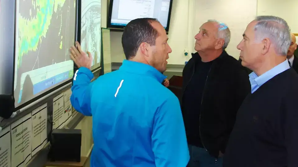 ראש המשלה בנימין נתניהו וראש העיר ירושלים ניר ברקת בהערכת מצב בחדר המצב של העירייה ראש המשלה בנימין נתניהו וראש העיר ירושלים ניר ברקת בהערכת מצב בחדר המצב של העירייה