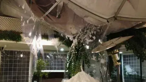 תקרה קרסה בבית ראש הממשלה בשל השלג תקרה קרסה בבית ראש הממשלה בשל השלג