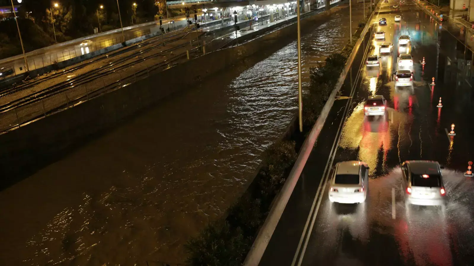 נתיבי איילון נחסמו בעקבות הצפה בנחל איילון, 13 בדצמבר 2013 נתיבי איילון נחסמו בעקבות הצפה בנחל איילון, 13 בדצמבר 2013
