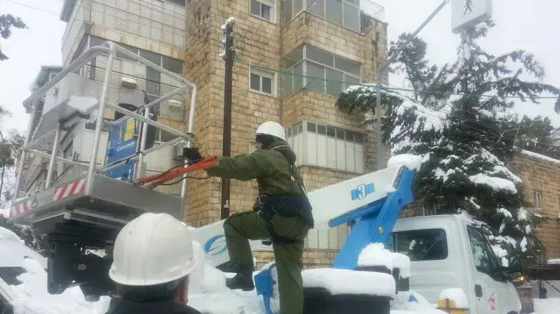 עובדי חברת החשמל מתקנים בירושלים
