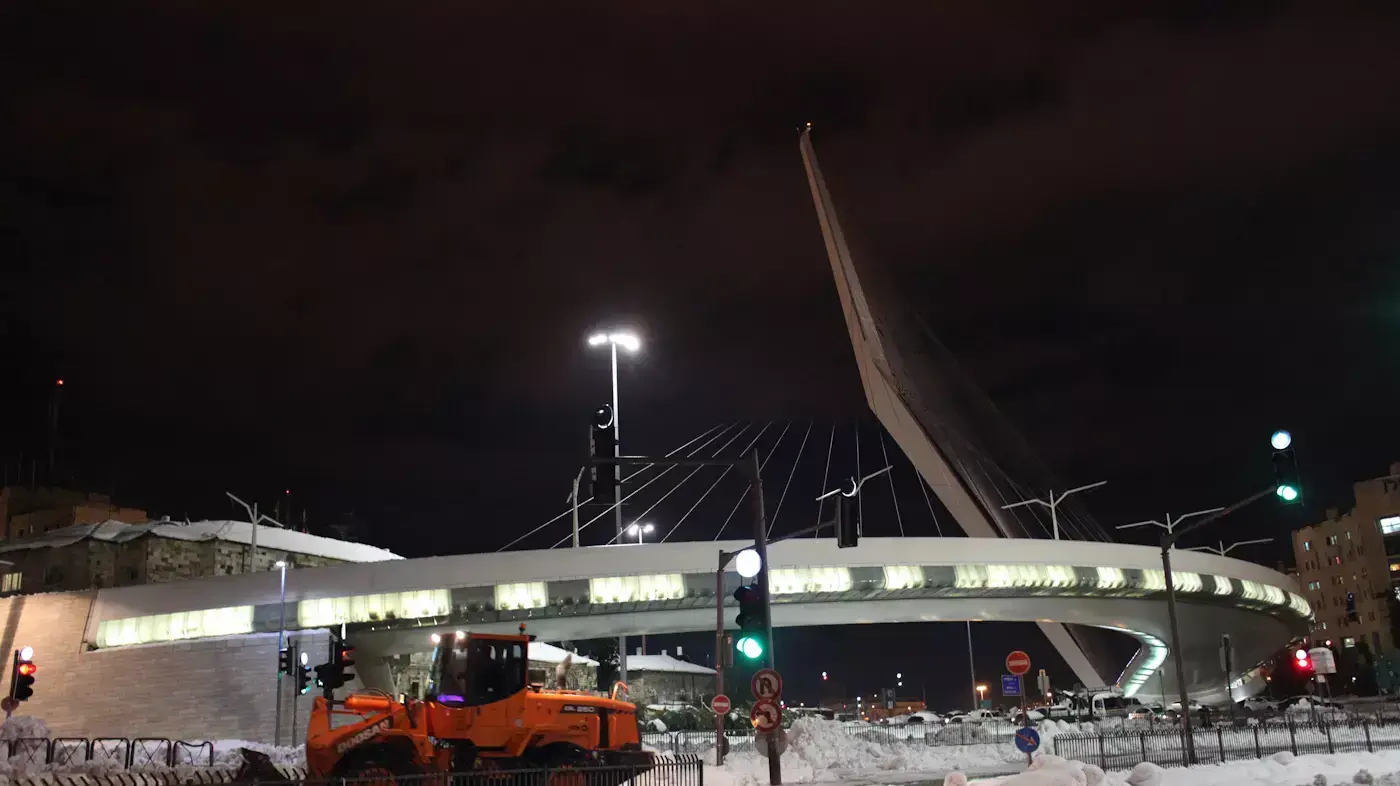 הניסיון להתמודד עם נזקי הסופה בירושלים המושלגת. דצמבר 2013 הניסיון להתמודד עם נזקי הסופה בירושלים המושלגת. דצמבר 2013