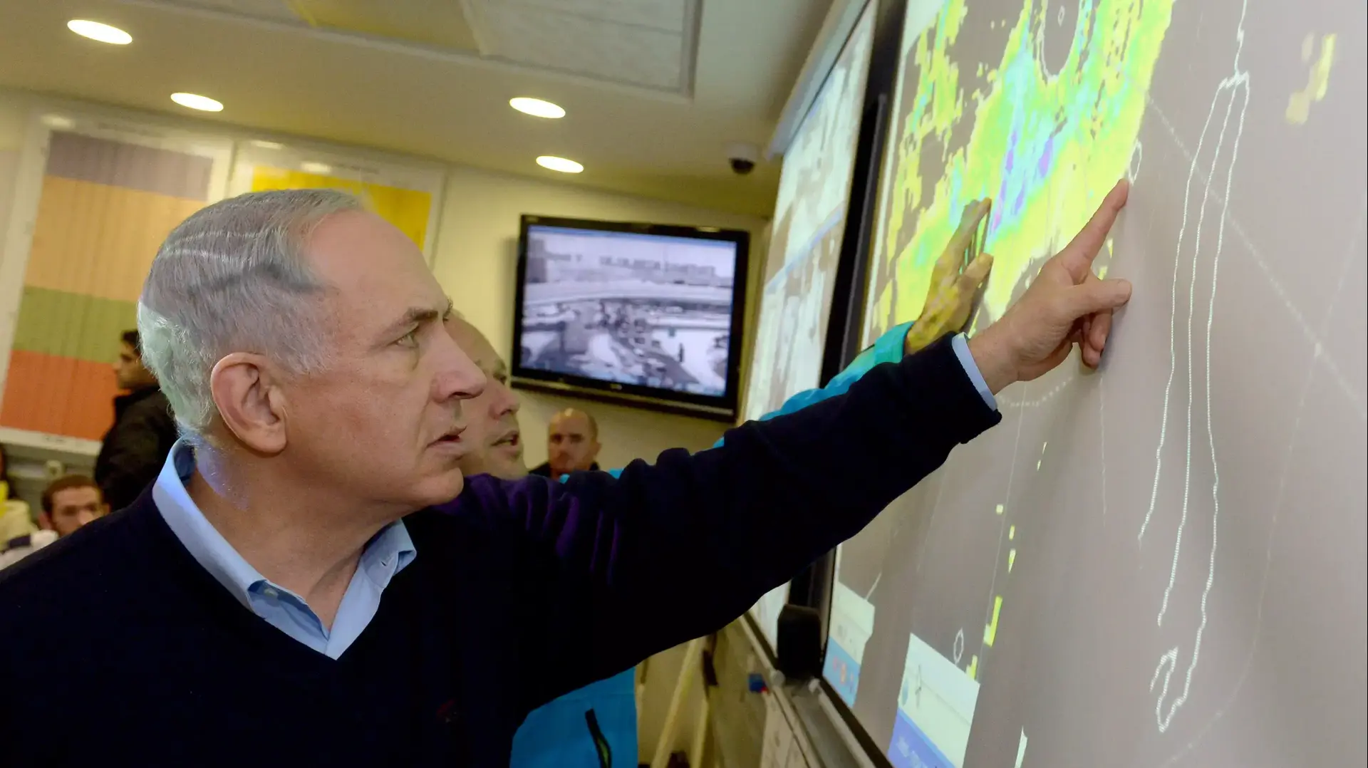 ראש הממשלה בנימין נתניהו בחמ"ל של עיריית ירושלים מקבל תדרוך בנושא השלג בירושלים. דצמבר 2013 ראש הממשלה בנימין נתניהו בחמ"ל של עיריית ירושלים מקבל תדרוך בנושא השלג בירושלים. דצמבר 2013