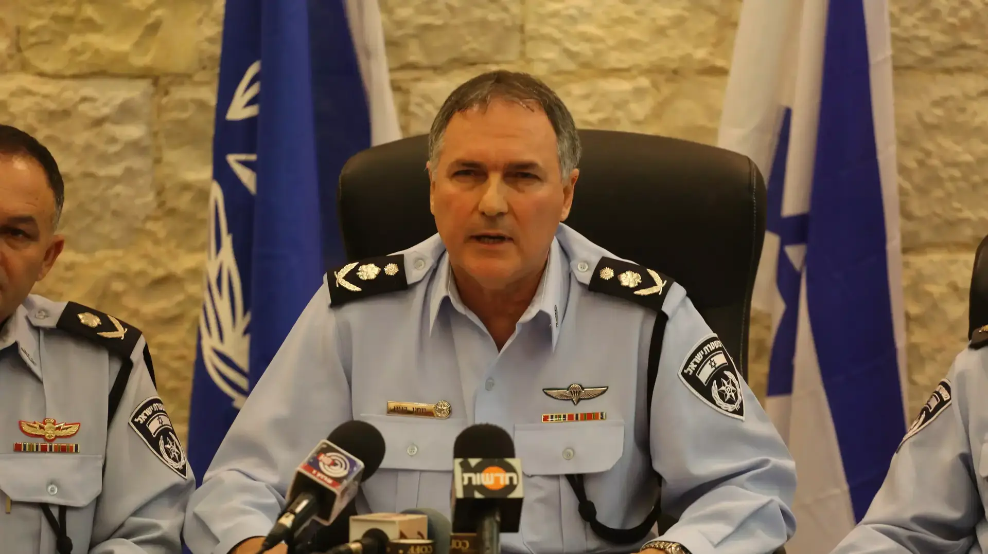 מפכ"ל המשטרה, יוחנן דנינו במסיבת עיתונאים בעקבות הסופה המשתוללת ברחבי הארץ. דצמבר 2013 מפכ"ל המשטרה, יוחנן דנינו במסיבת עיתונאים בעקבות הסופה המשתוללת ברחבי הארץ. דצמבר 2013