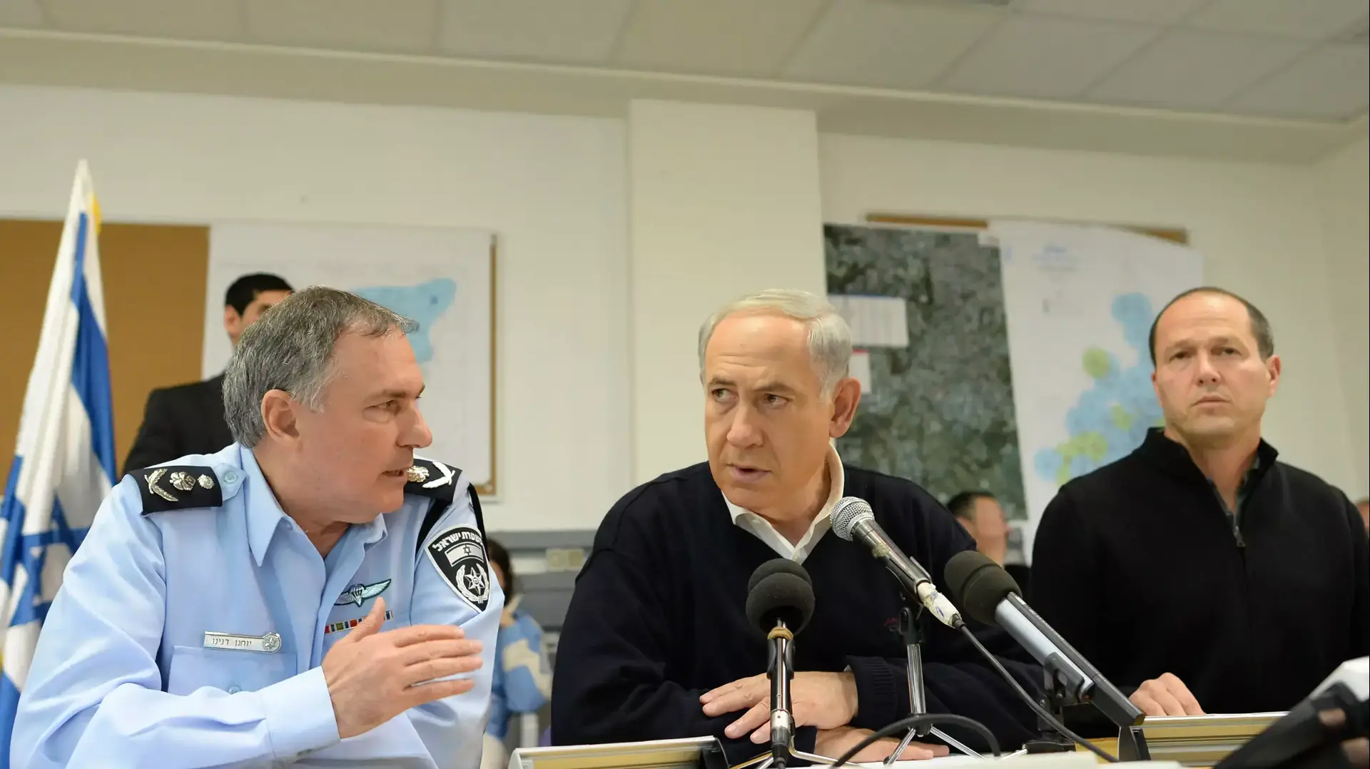 ראש הממשלה בנימין נתניהו, ראש עיריית ירושלים ניר ברקת ומפכ"ל המשטרה יוחנן דנינו מקיים הערכת מצב בחמ"ל עיריית ירושלים. דצמבר 2013 ראש הממשלה בנימין נתניהו, ראש עיריית ירושלים ניר ברקת ומפכ"ל המשטרה יוחנן דנינו מקיים הערכת מצב בחמ"ל עיריית ירושלים. דצמבר 2013