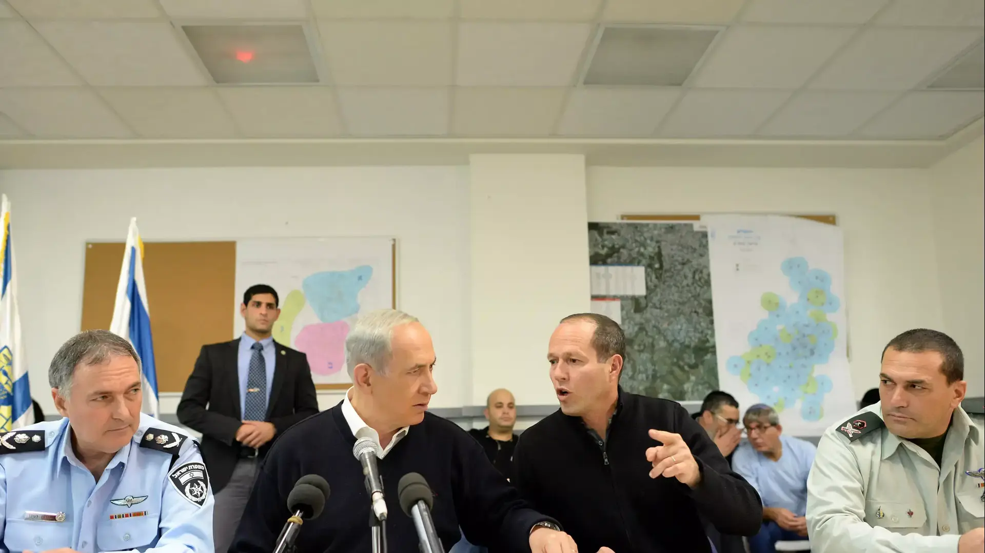 ראש הממשלה בנימין נתניהו, ראש עיריית ירושלים ניר ברקת ומפכ"ל המשטרה יוחנן דנינו מקיים הערכת מצב בחמ"ל עיריית ירושלים. דצמבר 2013 ראש הממשלה בנימין נתניהו, ראש עיריית ירושלים ניר ברקת ומפכ"ל המשטרה יוחנן דנינו מקיים הערכת מצב בחמ"ל עיריית ירושלים. דצמבר 2013