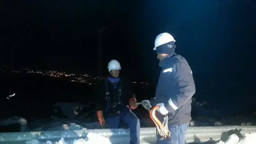 עובדי חברת החשמל מתקנים תקלות בשטח. דצמבר 2013 עובדי חברת החשמל מתקנים תקלות בשטח. דצמבר 2013