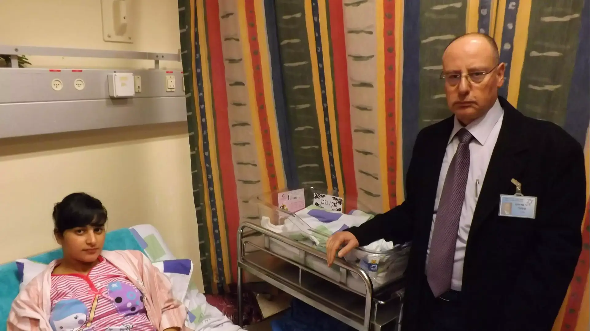 הואידה אבו שדיד, יולדת מבית ג'אן, עם מנכ"ל המרכז הרפואי לגליל ד"ר מסעד ברהום הואידה אבו שדיד, יולדת מבית ג'אן, עם מנכ"ל המרכז הרפואי לגליל ד"ר מסעד ברהום