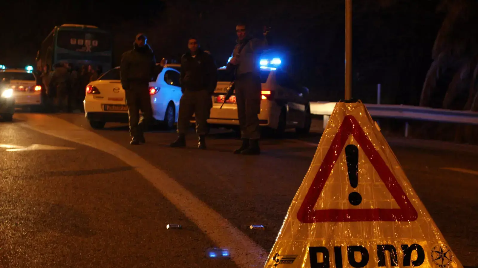מחסום בצומת בצת המונע את המעבר לכיוון שבו אירעה תקרית הירי. דצמבר 2013 מחסום בצומת בצת המונע את המעבר לכיוון שבו אירעה תקרית הירי. דצמבר 2013