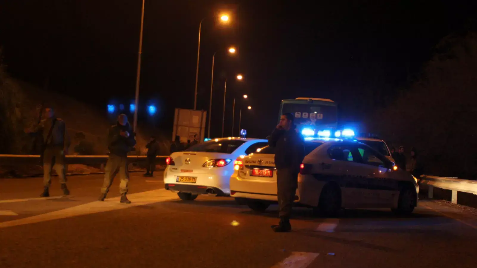 מחסום בצומת בצת המונע את המעבר לכיוון שבו אירעה תקרית הירי. דצמבר 2013