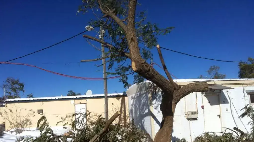 מעונות הסטודנטים באריאל לאחר הסערה, דצמבר 2012 מעונות הסטודנטים באריאל לאחר הסערה, דצמבר 2012