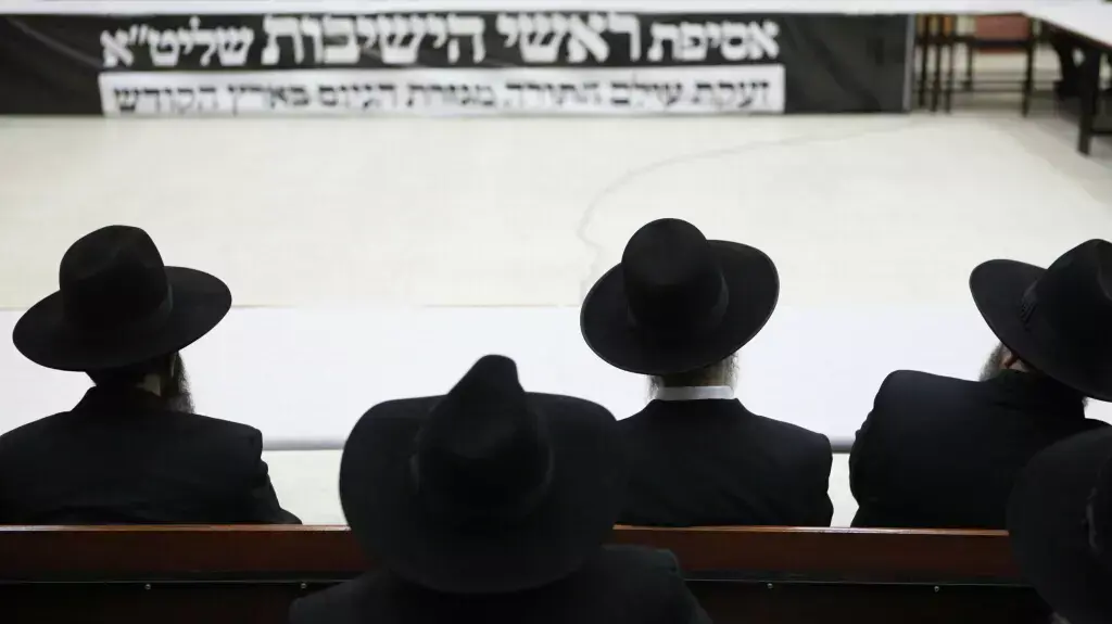 חברי מועצת גדולי התורה של דגל התורה הליטאית יתכנסו היום בבני ברק ודנו בדרכי הפעולה מול הממשלה בנוגע לסוגיית הגיוס, דצמבר 2013 חברי מועצת גדולי התורה של דגל התורה הליטאית יתכנסו היום בבני ברק ודנו בדרכי הפעולה מול הממשלה בנוגע לסוגיית הגיוס, דצמבר 2013