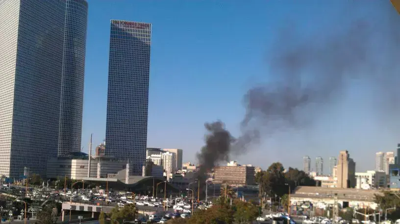 רכב עולה באש באיילון ליד מחלף השלום. דצמבר 2013 רכב עולה באש באיילון ליד מחלף השלום. דצמבר 2013