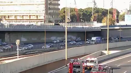 רכב עולה באש באיילון ליד מחלף השלום. דצמבר 2013 רכב עולה באש באיילון ליד מחלף השלום. דצמבר 2013