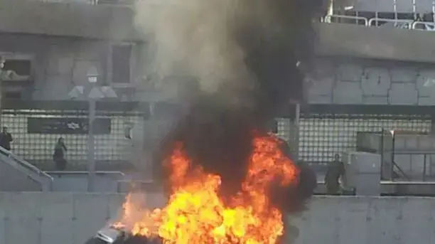 רכב עולה באש באיילון ליד מחלף השלום. דצמבר 2013 רכב עולה באש באיילון ליד מחלף השלום. דצמבר 2013