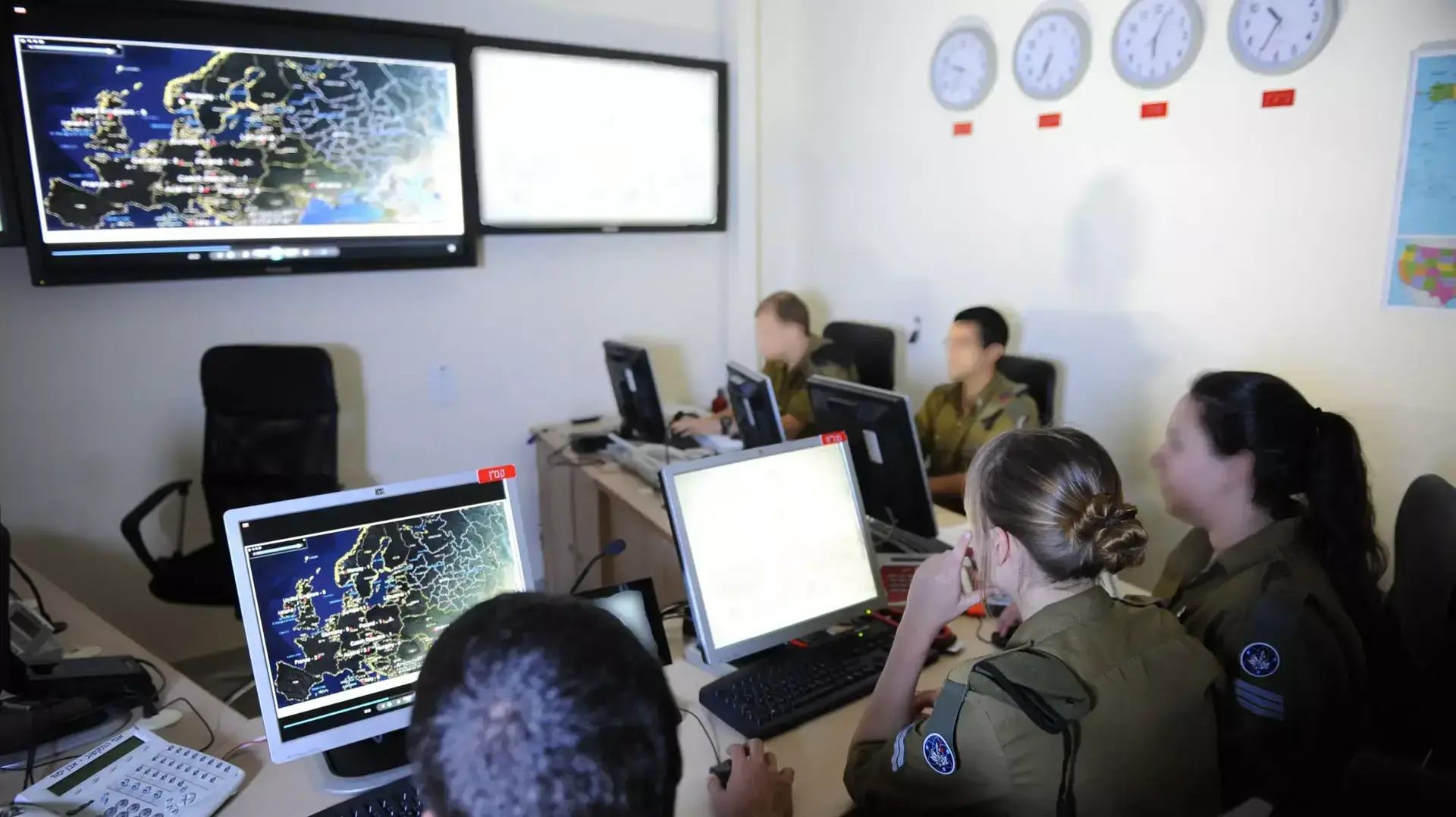 חיילים בחדר הפיקוד של חיל התקשוב