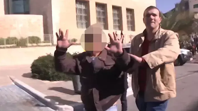 החשוד בזריקת תה חם לעברו של ח"כ אחמד טיבי בהפגנה נגד מעצר המוחים על תוכנית פראוור. דצמבר 2013 החשוד בזריקת תה חם לעברו של ח"כ אחמד טיבי בהפגנה נגד מעצר המוחים על תוכנית פראוור. דצמבר 2013