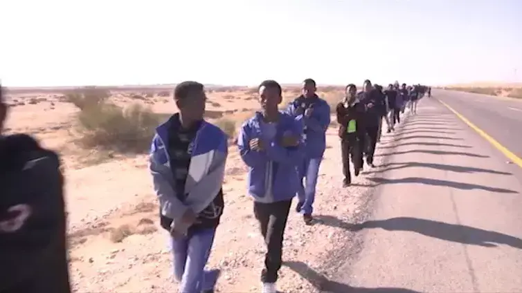 שוב: 200 מבקשי מקלט החלו לצעוד ממתקן חולות שוב: 200 מבקשי מקלט החלו לצעוד ממתקן חולות
