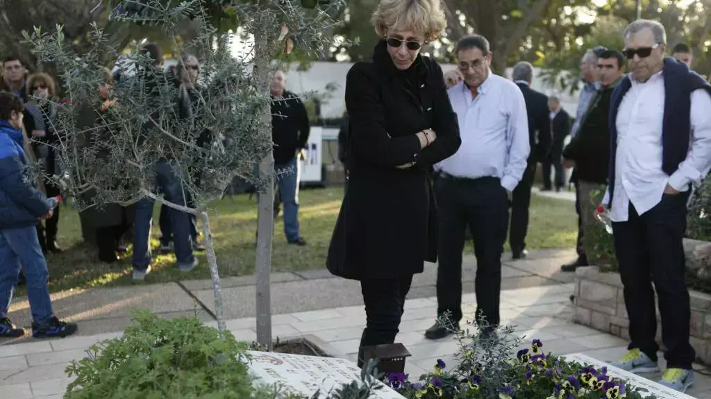 טלי ליפקין שחק- שנה למותו של בעלה אמנון, דצמבר 2013 טלי ליפקין שחק- שנה למותו של בעלה אמנון, דצמבר 2013