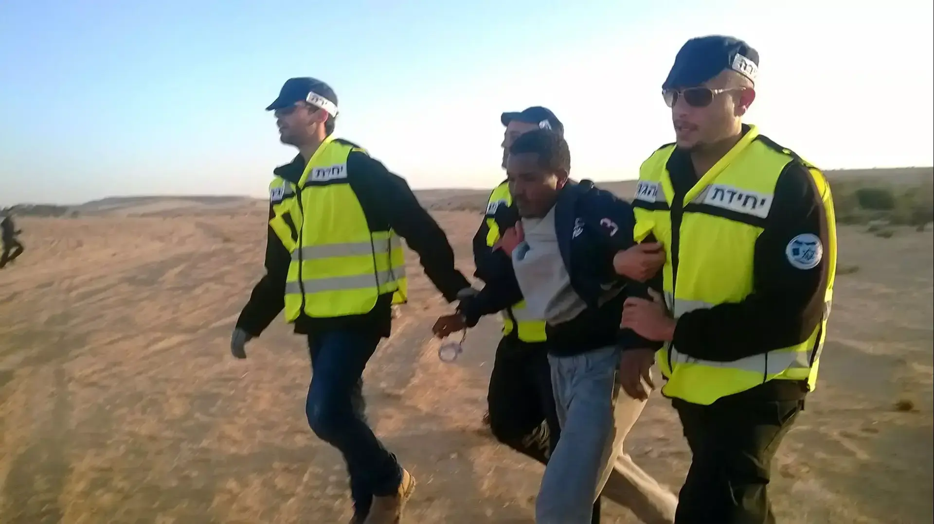 פליטים שיצאו מהמתקן הפתוח חולות, נעצרו ע"י המשטרה, דצמבר 2013 פליטים שיצאו מהמתקן הפתוח חולות, נעצרו ע"י המשטרה, דצמבר 2013