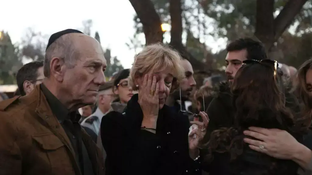 טלי ליפקין שחק ואהוד אולמרט-שנה למותו של אמנון ליפקין שחק, דצמבר 2013 טלי ליפקין שחק ואהוד אולמרט-שנה למותו של אמנון ליפקין שחק, דצמבר 2013