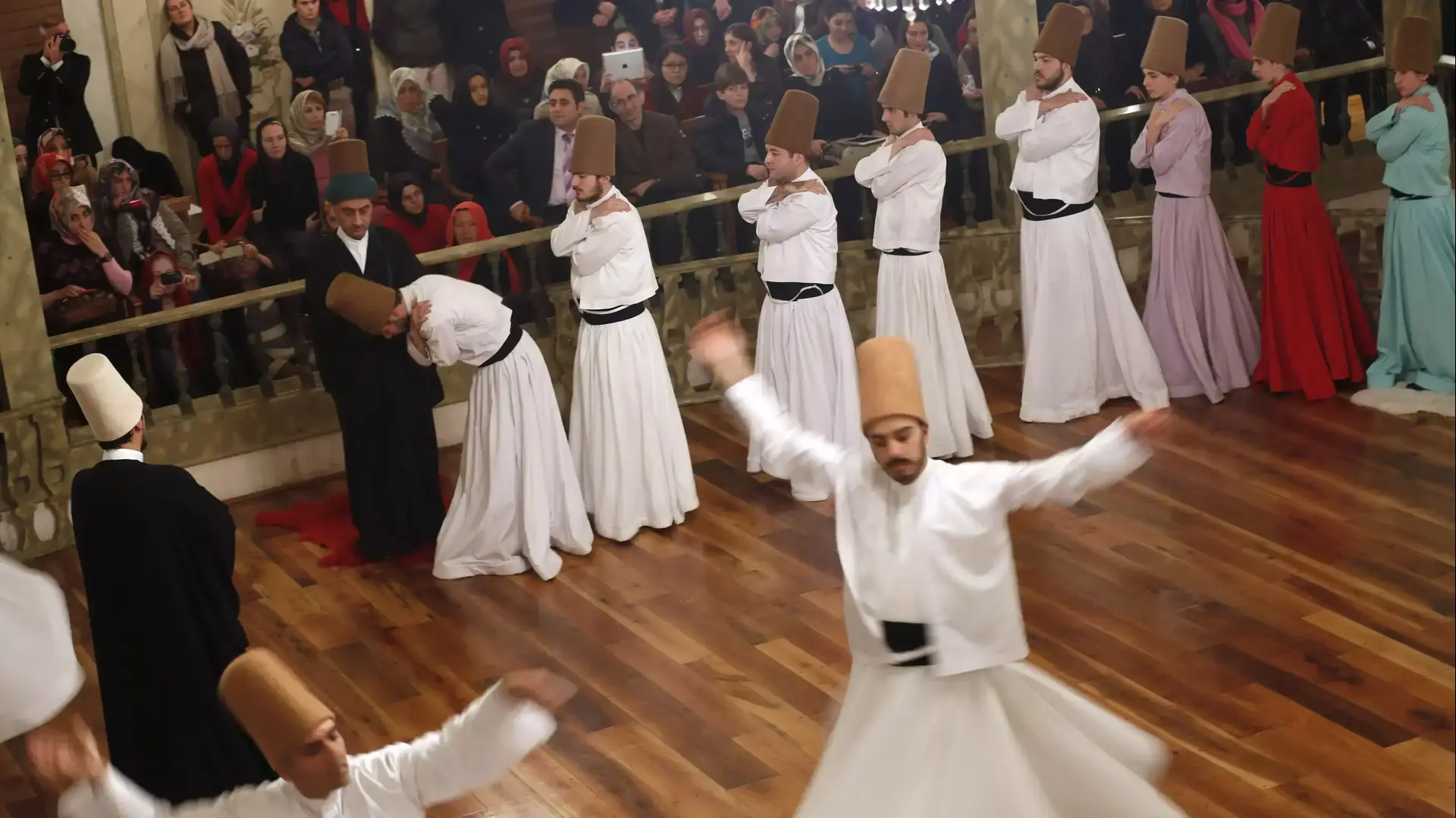 דרווישים (סגפנים מוסלמים) רוקדים באיסטנבול בטקס לזכר ג'לאל א-דין רומי, מיסטיקן וסופר פרסי. דצמבר 2013