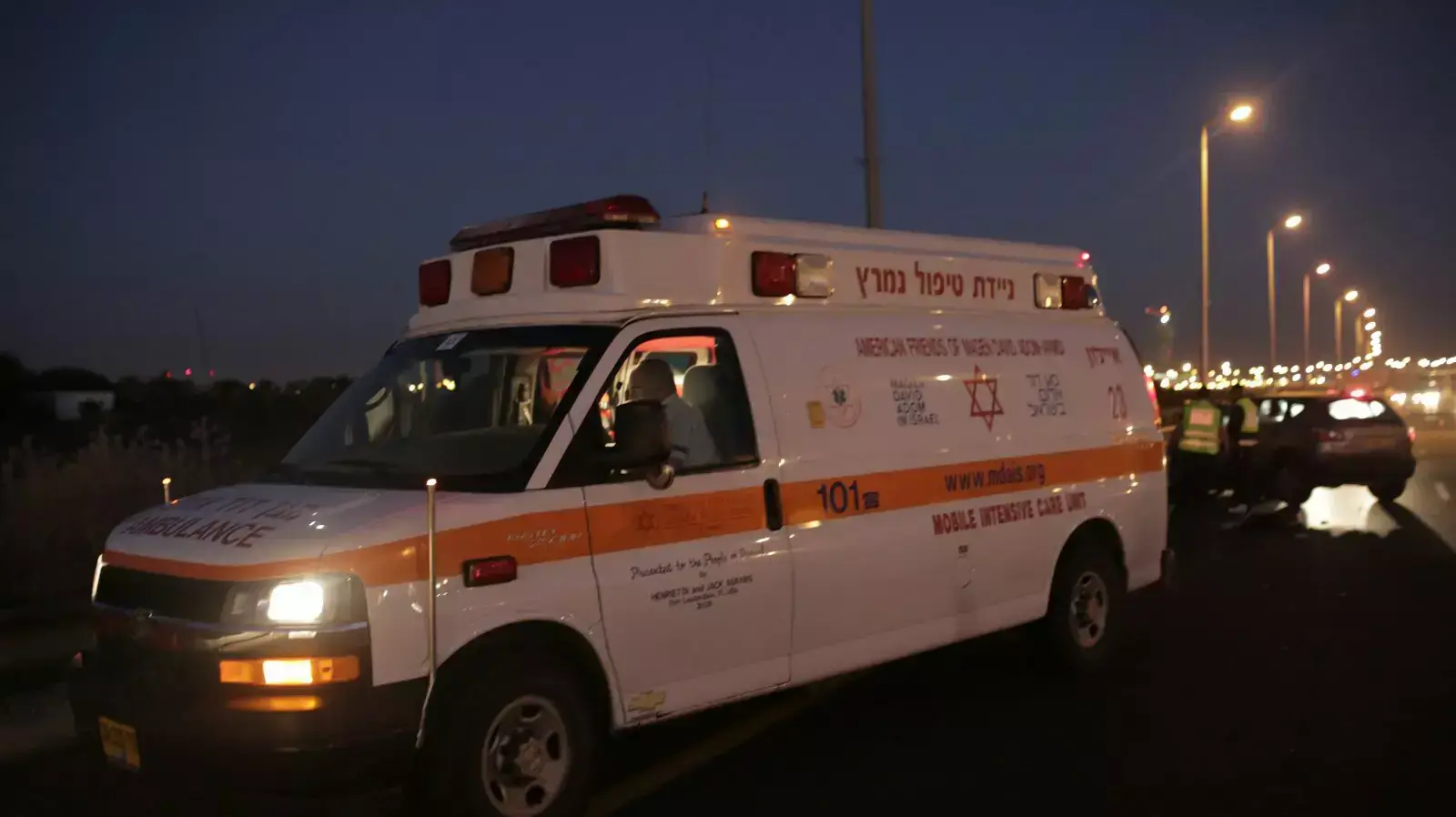 גבר כבן 40 נהרג מפגיעת מכונית כשירד לתקן גלגל בכביש 1 לכיוון ירושלים. 20 בדצמבר 2013