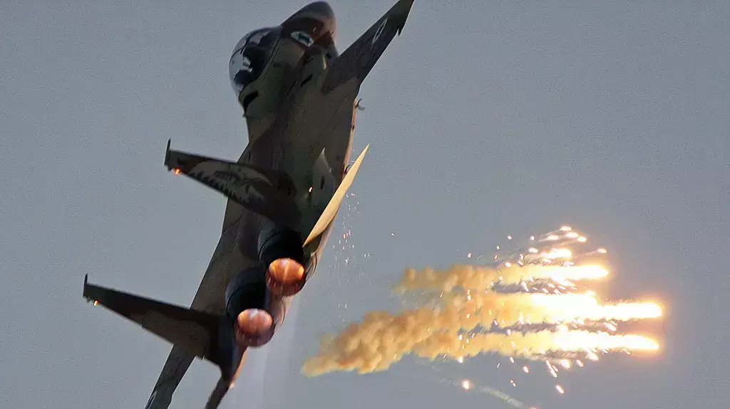 מטוס רעם F-15I של חיל האוויר של צה"ל משגר נורים במהלך טקס כנפיים, 2010