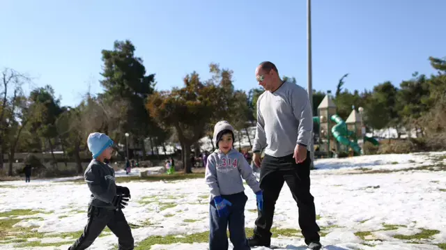ילדים משחקים בשלג בגן סאקר בירושלים ילדים משחקים בשלג בגן סאקר בירושלים