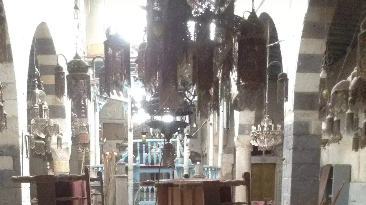 אנשי אופוזיציה סורים בדמשק שומרים על ספרי תורה ועל אחד מבתי הכנסת בעיר