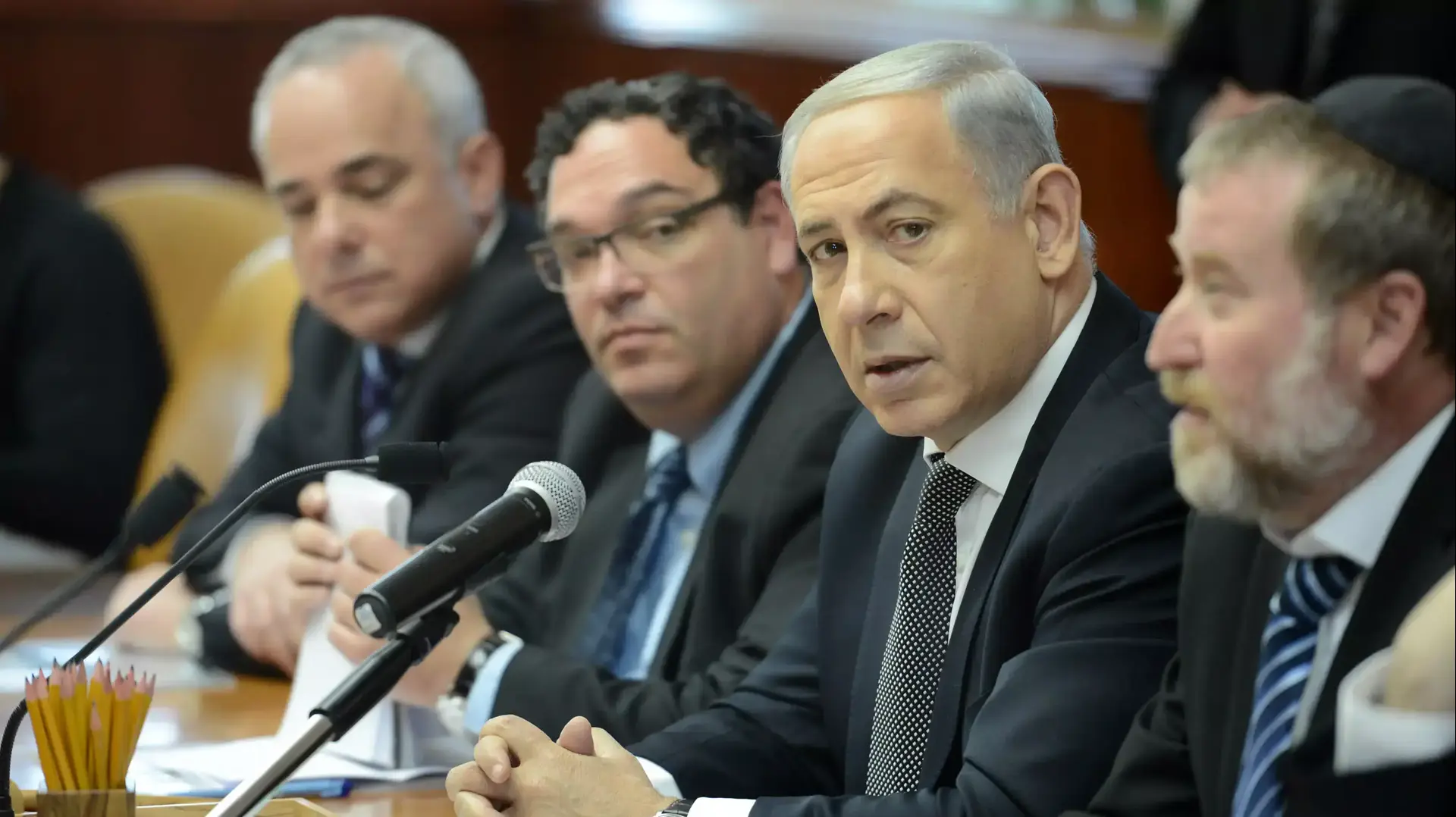 רוה"מ נתניהו והשר פירון בפתח ישיבת הממשלה, דצמבר 2013 רוה"מ נתניהו והשר פירון בפתח ישיבת הממשלה, דצמבר 2013