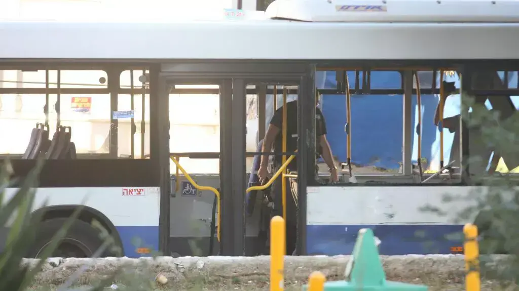 פיצוץ חפץ החשוד בקו 240 בבת ים אדם אחד נפצע קל. דצמבר 2013 פיצוץ חפץ החשוד בקו 240 בבת ים אדם אחד נפצע קל. דצמבר 2013