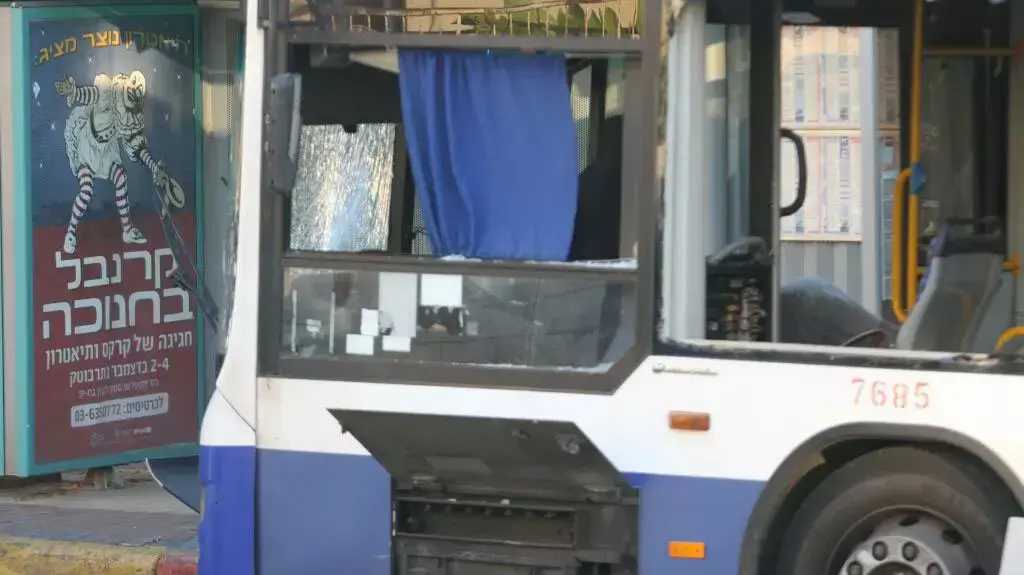 פיצוץ חפץ החשוד בקו 240 בבת ים אדם אחד נפצע קל. דצמבר 2013 פיצוץ חפץ החשוד בקו 240 בבת ים אדם אחד נפצע קל. דצמבר 2013