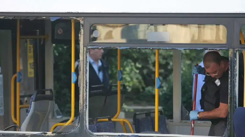 פיצוץ חפץ החשוד בקו 240 בבת ים אדם אחד נפצע קל. דצמבר 2013 פיצוץ חפץ החשוד בקו 240 בבת ים אדם אחד נפצע קל. דצמבר 2013