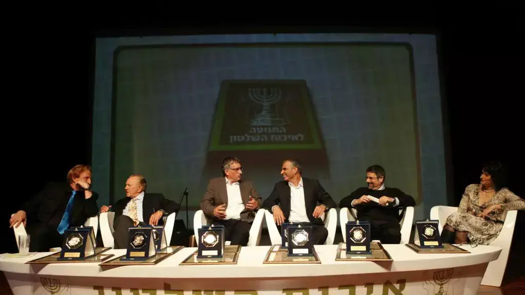 טקס אבירי איכות השלטון בהנחיית ינון מגל. דצמבר 2013 טקס אבירי איכות השלטון בהנחיית ינון מגל. דצמבר 2013