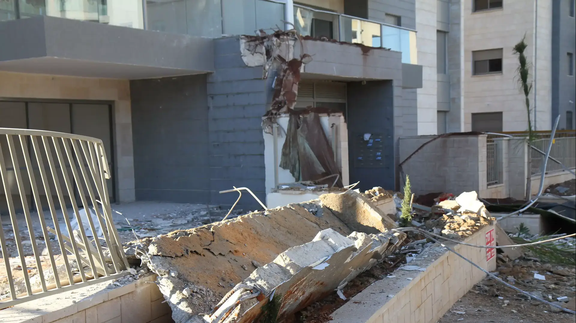 מרפסות קרסו בבניין מגורים בחדרה, 23 בדצמבר 2013 מרפסות קרסו בבניין מגורים בחדרה, 23 בדצמבר 2013