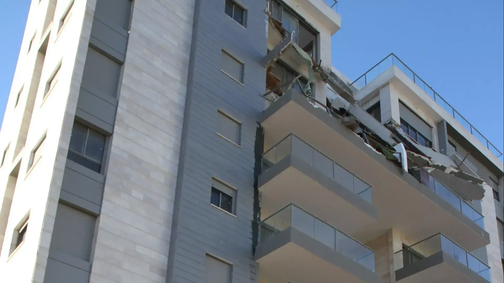 מרפסות קרסו בבניין מגורים בחדרה, 23 בדצמבר 2013 מרפסות קרסו בבניין מגורים בחדרה, 23 בדצמבר 2013