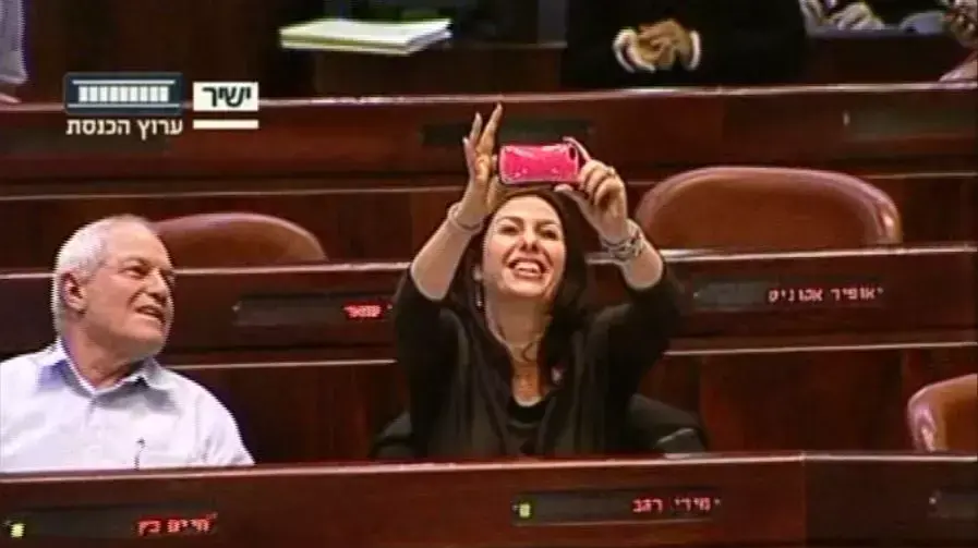 חברת הכנסת מירי רגב חוגגת עם אישור חוק הוד"לים בכנסת חברת הכנסת מירי רגב חוגגת עם אישור חוק הוד"לים בכנסת